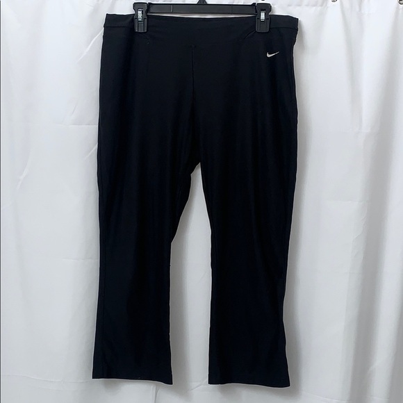 Nike Pants - Women’s Nike Dri-Fit Black Cropped Pants Size Large GUC